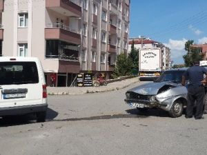 Kamyonet İle Otomobil Çarpıştı: 1 Yaralı