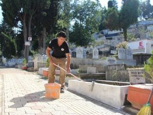 Giresun’da Mezarlıklarda Bayrama Hazırlanıyor.