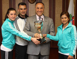 Rize Valisi Şampiyonluk Kupasını Kaldırdı