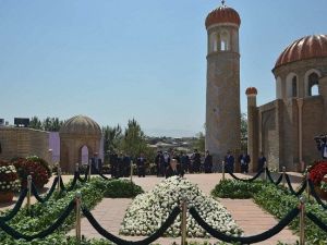 Putin, Özbekistan Devlet Başkanı Kerimov’un Mezarını Ziyaret Etti