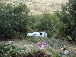 Safranbolu’da Servis Otobüsü Uçuruma Yuvarlandı: 1 Yaralı