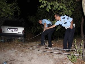 Freni Boşalan Otomobil Uçurumdan Yuvarlanmaya Ramak Kala Durdu