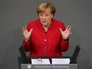 Merkel’den Alman Parlamentosuna: “Türkiye’de Seçilmiş Hükümet Alaşağı Edilmek İsteniyorsa Buna Da Karşı Durmalıyız”