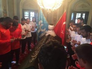 Milli Güreşçiler Ertuğrulgazi Türbesine Ziyaretinden Sonra Dünya Şampiyonası’na Gitti