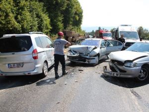 3 Otomobil Birbirine Girdi: 3 Yaralı