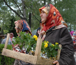 Annelere Kasa Dolusu Çiçek