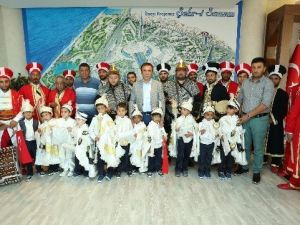Genç, Sünnet Olan Çocukları Ağırladı