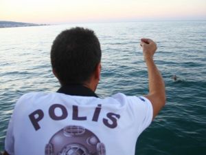 Denizde Yüzerek Gözden Kaybolan Genç Polisi Alarma Geçirdi