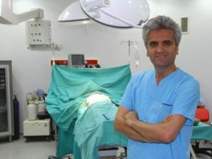 Doç. Dr. Akbaş: "Göğüs Küçültme Operasyonları Lüks Olarak Görülmemeli"
