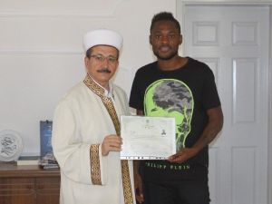 Manisasporlu Bakaki Müslüman Oldu
