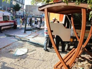 Freni Patlayan Kamyon Otobüs Durağına Daldı: 2 Yaralı