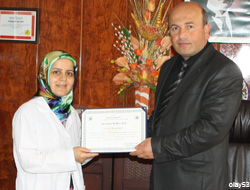 Rize'de Yılın Hemşiresine Plaket