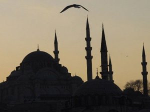 Üç Aylar Yarın Başlıyor