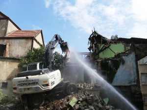 Çömlekçi’de İkinci Etapta İlk Yıkım Yapıldı