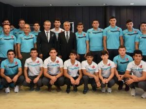 Milli Sporculardan Omü Rektörü’ne Ziyaret