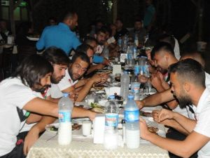Cizre Spor Bayburt Maçı Öncesi Moral Yemeğinde Bir Araya Geldi