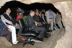 Rize'de Mağarada Resmi Tören