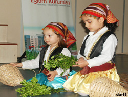 Minik Öğrencilerin Mezuniyet Sevinci