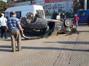Bartın’da Otomobil Akaryakıt İstasyonuna Daldı: 2 Yaralı