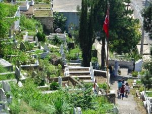 Zonguldak’ta Vatandaşlar Mezarlıklara Akın Etti