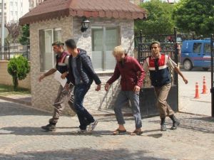 Çakıl Çalarken Yakalandılar