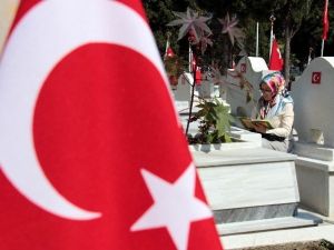Arife Günü Şehitlikler Doldu Taştı