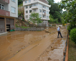 Rize'de İçme Suyu Borusu Patladı
