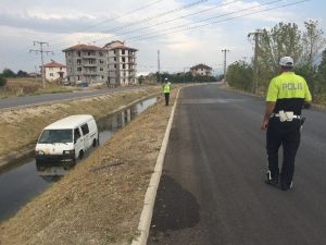 Minibüs Su Kanalına Uçtu, Sürücü Olay Yerinden Kaçtı