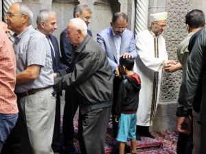 Bakan Özhaseki, Vatandaşlarla Bayramlaştı