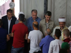Vali, Başkan ve Emniyet Müdürü, Sahil'de Vatandaşlarla Bayramlaştı