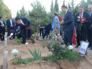 Bakan Tüfenkci’den Şehitlik Ziyareti