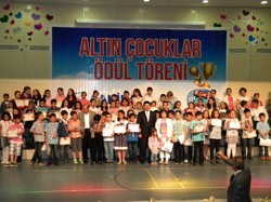 Rize'de Altın Çocuk Ödülleri Dağıtıldı