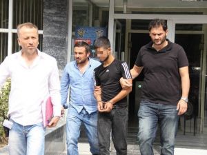 Kavgayı Ayıran Genci Kazara Bıçakladı