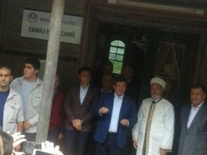 Eski Başbakan Ahmet Davutoğlu, Cuma Namazı’nı Camili’de Kıldı