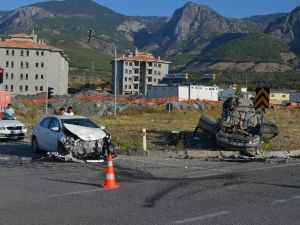 İki Otomobil Çarpıştı: 4 Yaralı