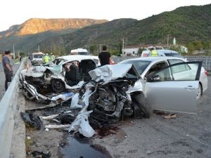 Karşı Şeride Geçen Otomobil İki Araca Çarptı: 7 Yaralı