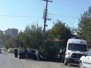 Bartın’da Otomobil Direğe Çarptı: 2 Yaralı