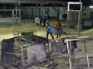 Midilli Adasında Mültecilerin Kaldığı Kampta Yangın