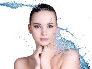 Yaz Sonu Cilt Bakımında İlk Adım: "Bol Su Ve Meyve Tüketin"