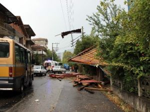 Fırtına Çatıları Uçurdu, Ağaçları Yıktı