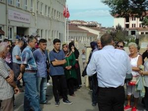 Okullarını Kaybetmek İstemeyen Öğrenciler Barikat Kurup Nöbet Tutmaya Başladı