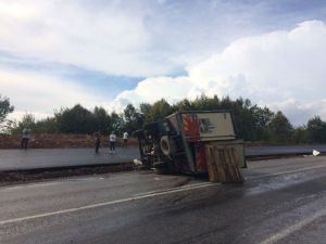 Kayganlaşan Yolda İki Kamyon Devrildi