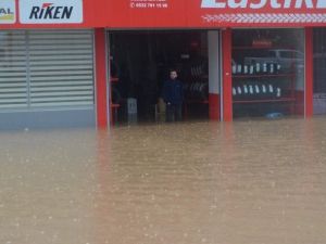 Beşikdüzü İlçesinde Okulda Mahsur Kalan Öğretmen Ve Öğrenciler Botlar Ve İtfaiye Araçları İle Kurtarıldı