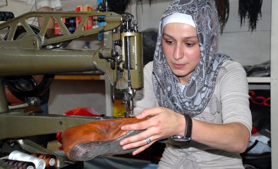 Elinin Hamuruyla Ayakkabı Tamir Ediyor