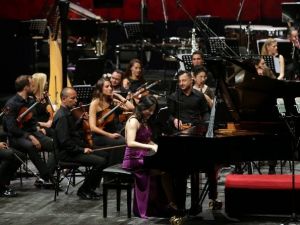 Dünyaca Ünlü Pianist Zhag Zuo, Piyanosunu Demokrasi İçin Çaldı