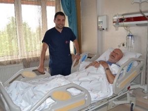 92 Yaşındaki Hastanın İdrar Kesesinden 7 Santimetre Çapında Taş Alındı