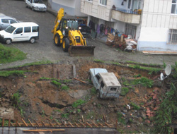 Pazar'da Toprak Kayması