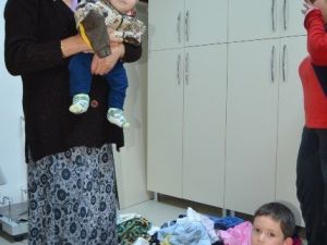Beşikdüzü’ndeki Selde Torunlarıyla Birlikte Ardıçatak Mahallesinde Mahsur Kalan Babaanne Kurtarıldı
