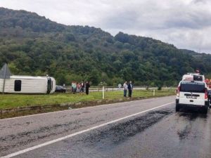 Bartın’da Servis Minibüsü Devrildi
