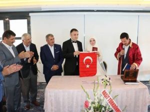 İlkadım’dan Yeni Evlenenlere Kur’an-ı Kerim Ve Türk Bayrağı